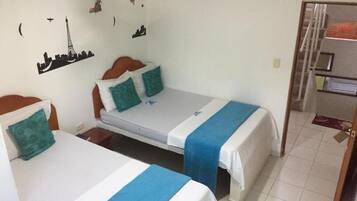 Espacio para trabajar con laptop, wifi gratis y ropa de cama