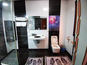 Luxury Suite, Balcony, Pool View | Bathroom | Shower, bathrobes, slippers, towels - Domaine lamrah (Oulad Hassoune)