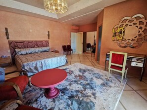 Caixa forta a l'habitació, decoració individual i mobiliari individual 