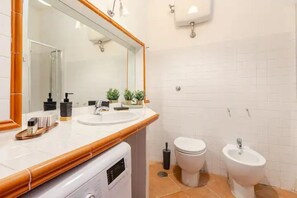 Douche, sèche-cheveux, bidet, serviettes fournies