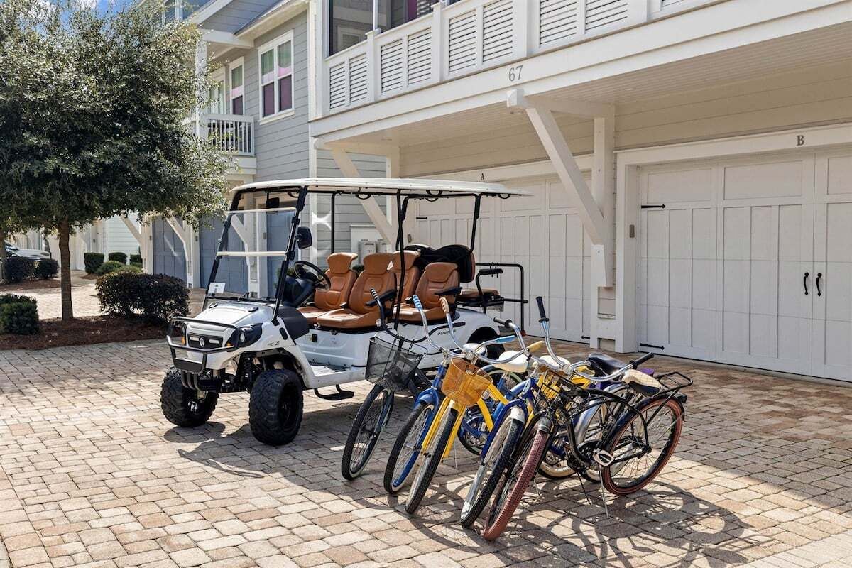Un golf cart parcheggiato di fronte a una casa con un garage.