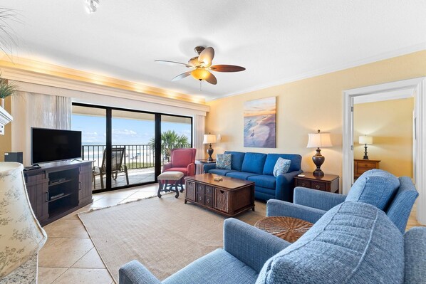 Apartment, Mehrere Betten (Shipwatch A301) | Wohnbereich | Fernseher