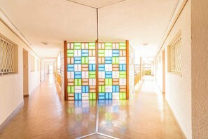 Ein Korridor mit einer farbenfrohen, geometrischen Trennwand.