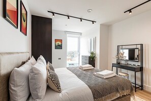 2 室のベッドルーム、デスク、アイロン / アイロン台、インターネット