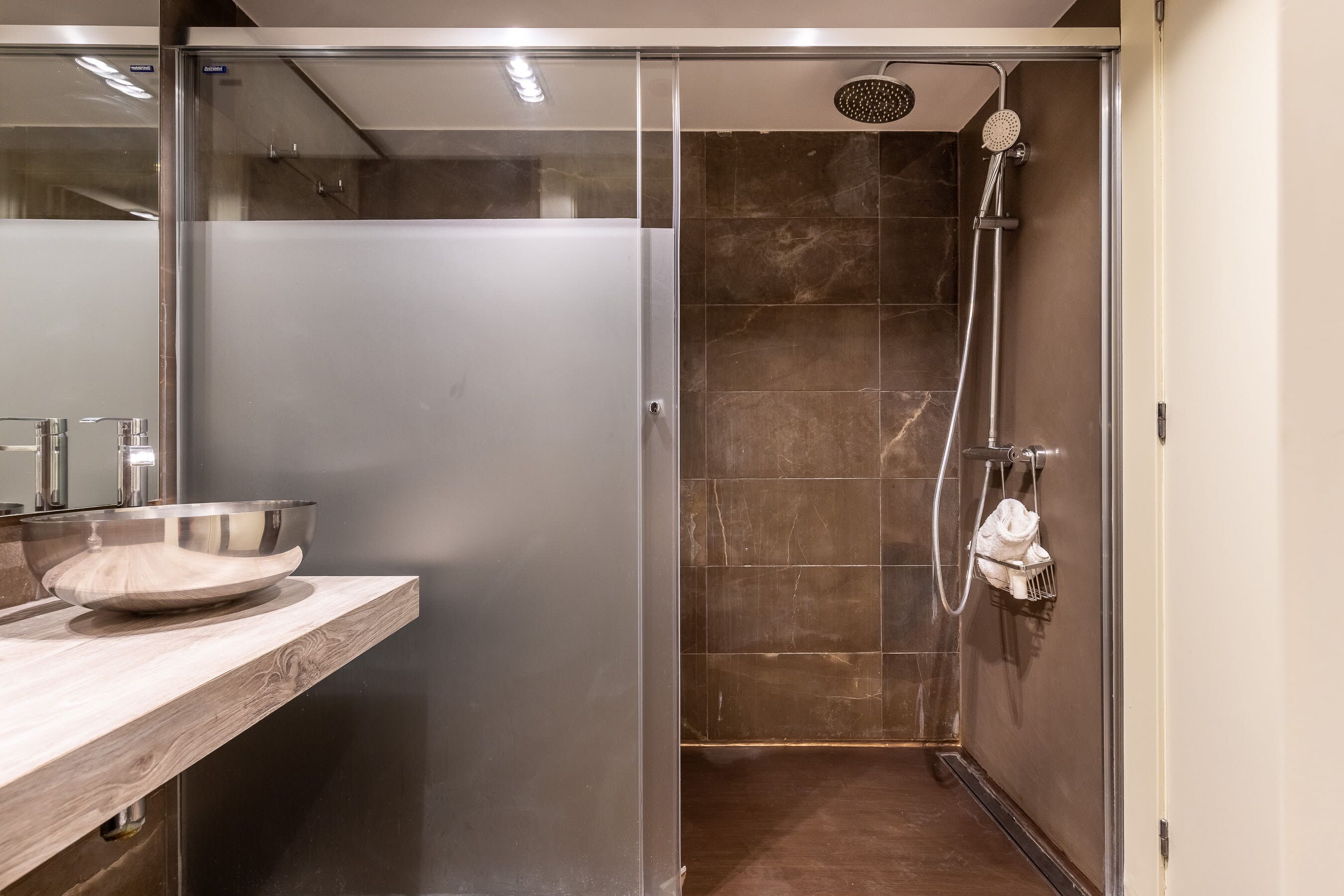 Een douche, een haardroger, handdoeken, shampoo
