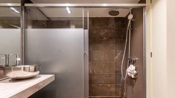 Een douche, een haardroger, handdoeken, shampoo