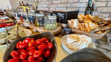 Ilmainen päivittäinen buffetaamiainen