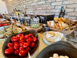 Free daily buffet breakfast