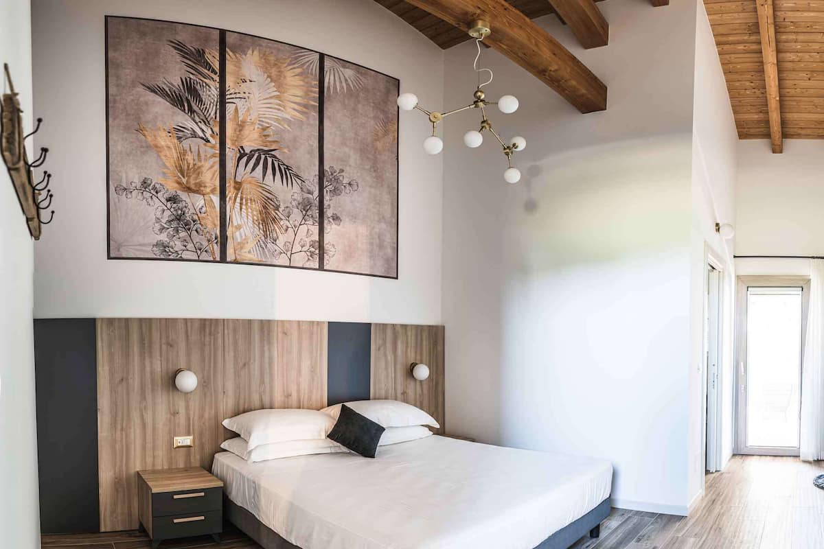 Quarto júnior, vista para o jardim | Edredons de pluma, frigobar, cofres nos quartos, escrivaninha