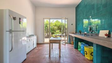 Refrigerador con freezer, microondas, placa de cocina, cafetera/tetera