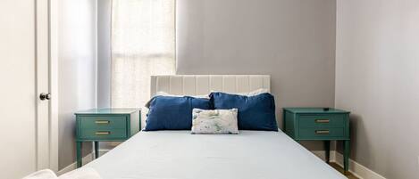 2 slaapkamers, een bureau, een strijkplank/strijkijzer, reisbedje