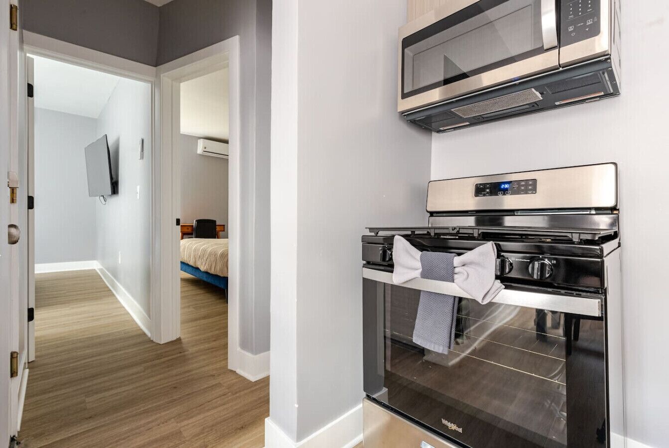 2 habitaciones, escritorio y tabla de planchar con plancha 