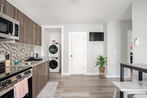 Fridge, microwave, oven, stovetop - Modern 2 Bed in BlackRock (Bridgeport)