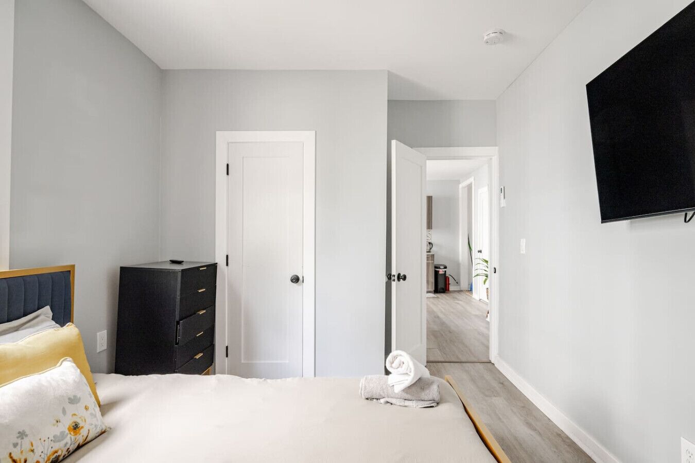 2 habitaciones, escritorio y tabla de planchar con plancha 