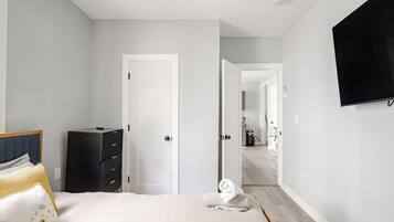 2 habitaciones, escritorio y tabla de planchar con plancha