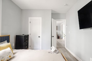 2 chambres, bureau, fer et planche Ă repasser, lit parapluie