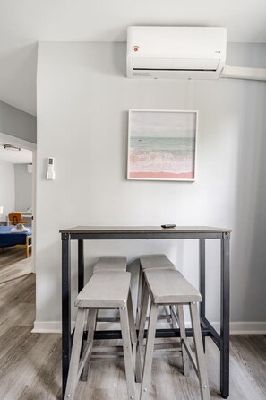 Dining - Modern 2 Bed in BlackRock (Bridgeport)