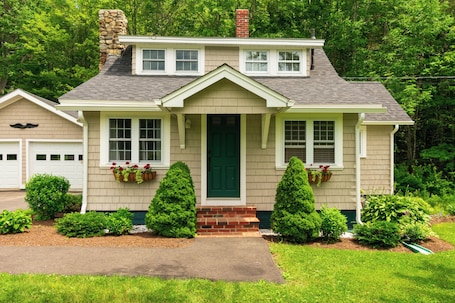 Exterior. Cozy cottage -Close to Downtown Camden!
