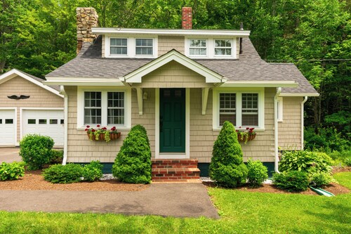 Cozy cottage -Close to Downtown Camden!