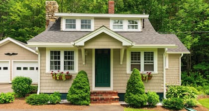 Cozy cottage -Close to Downtown Camden!