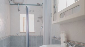 Appartement, balkon, uitzicht op bergen | Badkamer