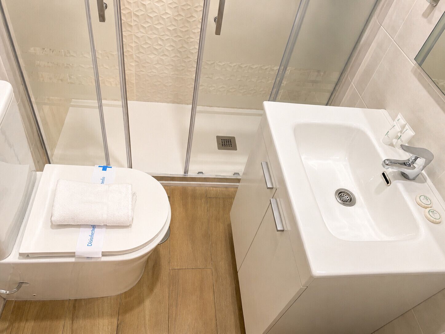 Een douche, handdoeken