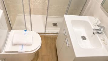 Een douche, handdoeken