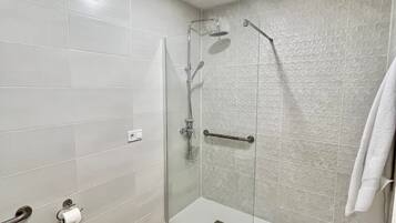 Een douche, handdoeken