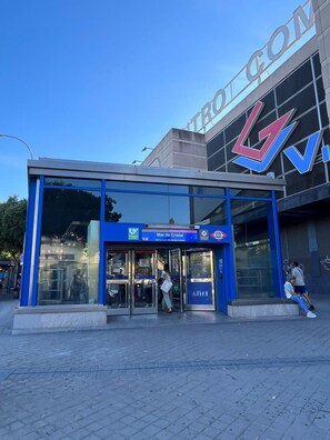 Un bâtiment moderne avec une façade bleue et de grandes fenêtres en verre.