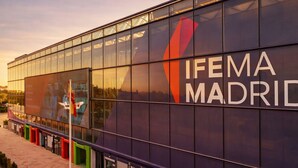 Un bâtiment moderne doté d’une grande façade en verre sur laquelle on peut lire en lettres bien visibles l’inscription « IFEMA MADRID ».