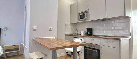 Fridge, microwave, oven, coffee/tea maker