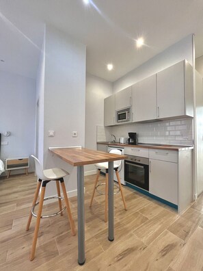 Fridge, microwave, oven, coffee/tea maker - Charming Accommodation near IFEMA (Madrid)