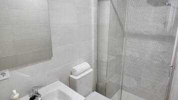 Douche, serviettes fournies