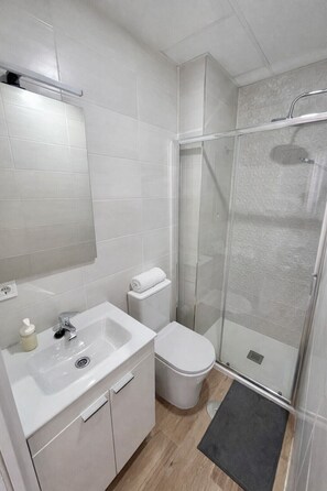 Shower, towels - Charming Accommodation near IFEMA (Madrid)