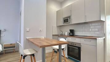 Een koelkast, een magnetron, een oven, een koffiezetapparaat/waterkoker