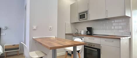 Frigorifero, microonde, forno, macchina per tè/caffè