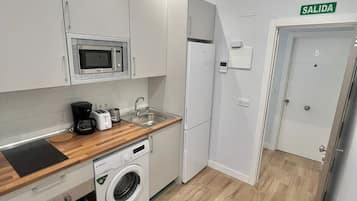 Fridge, microwave, oven, coffee/tea maker