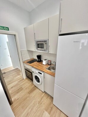 Fridge, microwave, oven, coffee/tea maker - IFEMA within reach: Cozy accommodation (Madrid)