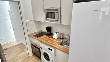 Fridge, microwave, oven, coffee/tea maker