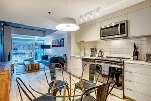 Interior - Modern 1BR Apt with Stunning Views and Pool Access (Montréal)