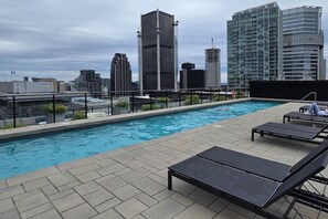 Pool - Modern 1BR Apt with Stunning Views and Pool Access (Montréal)