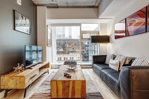 Smart TV - Modern 1BR Apt with Stunning Views and Pool Access (Montréal)