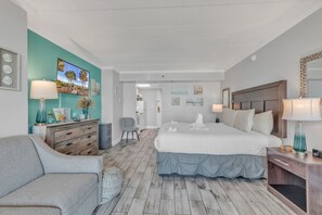 Tabla de planchar con plancha y ropa de cama