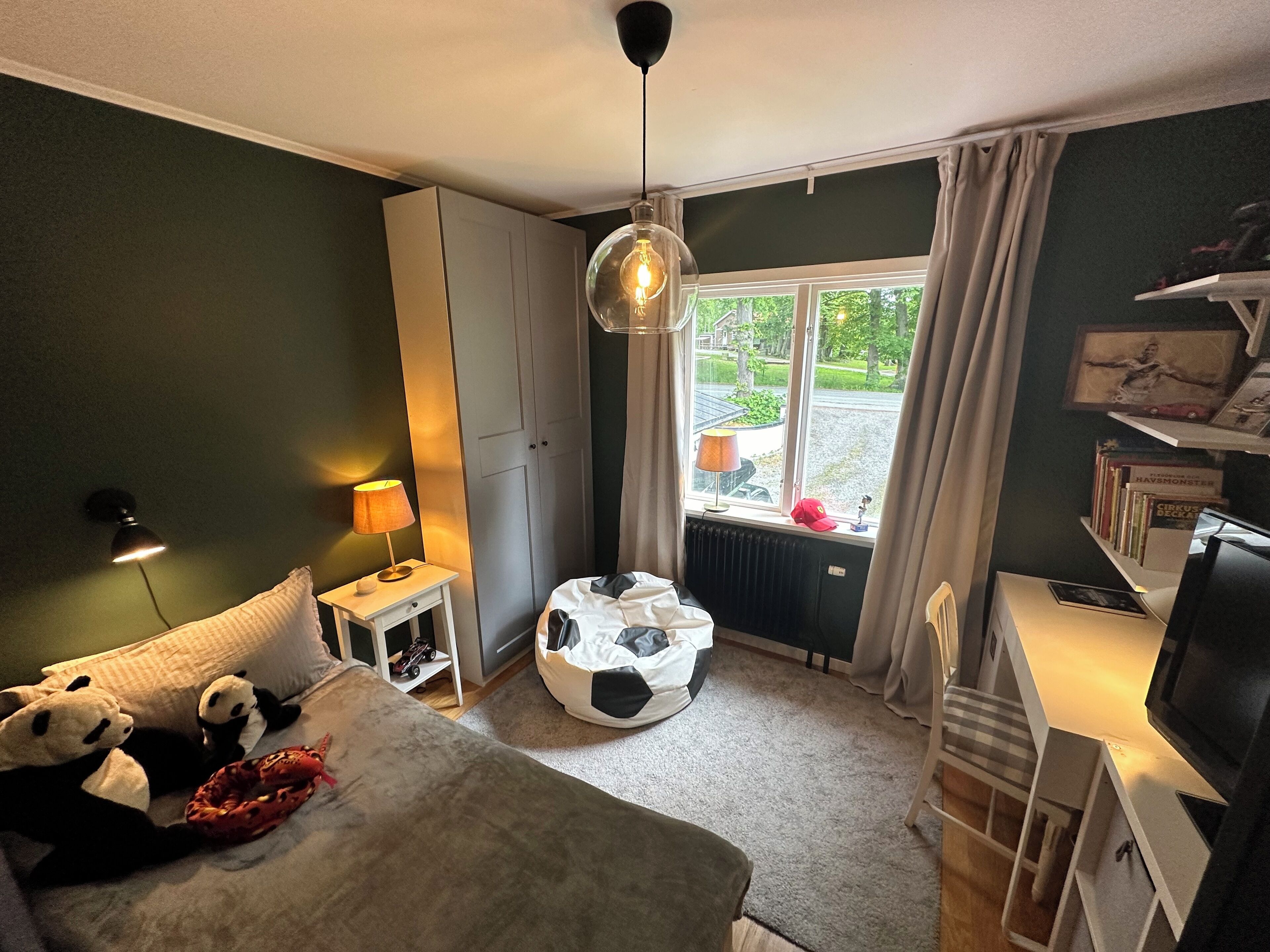 4 bedrooms, desk, iron/ironing board, free WiFi