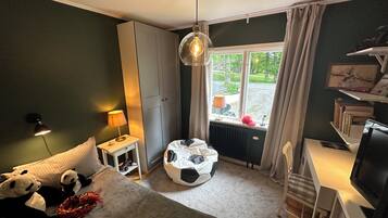 4 bedrooms, desk, iron/ironing board, free WiFi