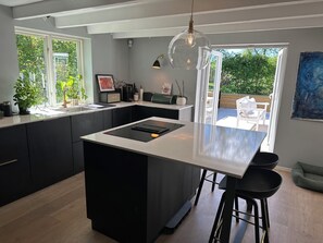Fridge, microwave, oven, stovetop - Villa med perfekt läge - bo nära havet, butiker och nå Stockholm city på 20 min. (Stockholms län)