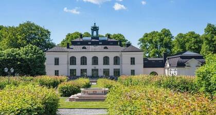 Villa med perfekt läge - bo nära havet, butiker och nå Stockholm city på 20 min.