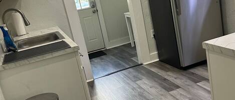 Refrigerador, microondas, horno y parrilla de estufa