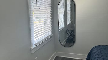 1 slaapkamer, een bureau, een strijkplank/strijkijzer, wifi
