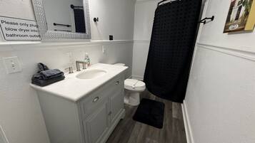 Een douche, een haardroger, handdoeken